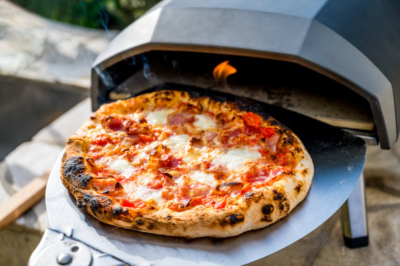 拿坡里式披薩中間薄、外圈厚且帶有微微烤焦紋路，很多人稱之「豹紋」。（圖片來源／dreamstime）