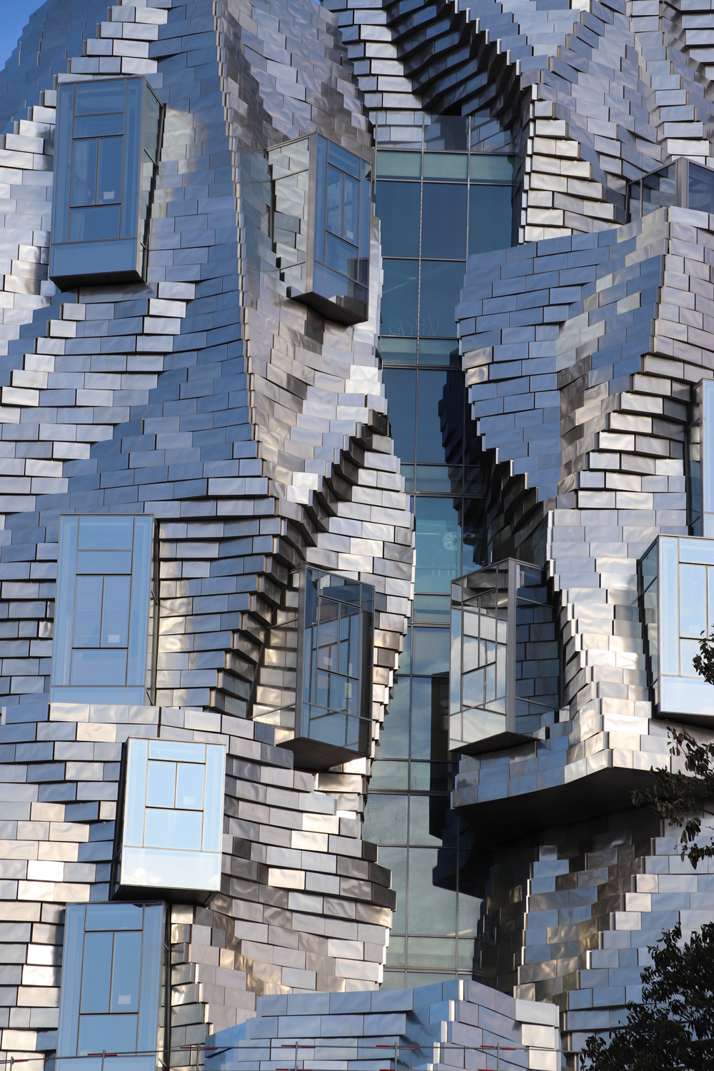 高塔外表由玻璃盒子般的鋁板磚所堆砌，在陽光照耀下，成為整座城市最新的視覺焦點。（攝影／李清志）