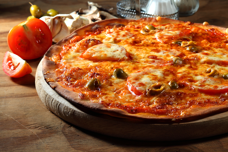羅馬式披薩的麵皮薄如紙，通常來說，羅馬式披薩厚度約在0.1公分左右。（圖片來源／dreamstime）