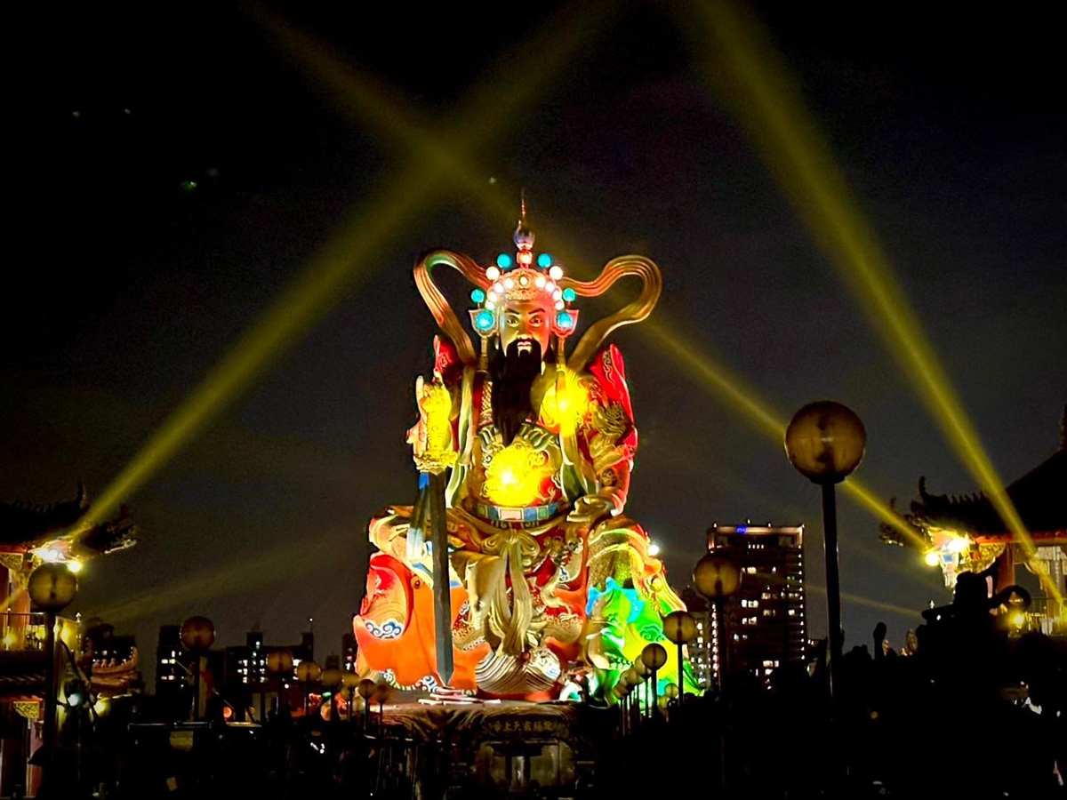 光舞蓮潭燈光展演的玄天上帝神像。（圖片來源／高雄市觀光局）