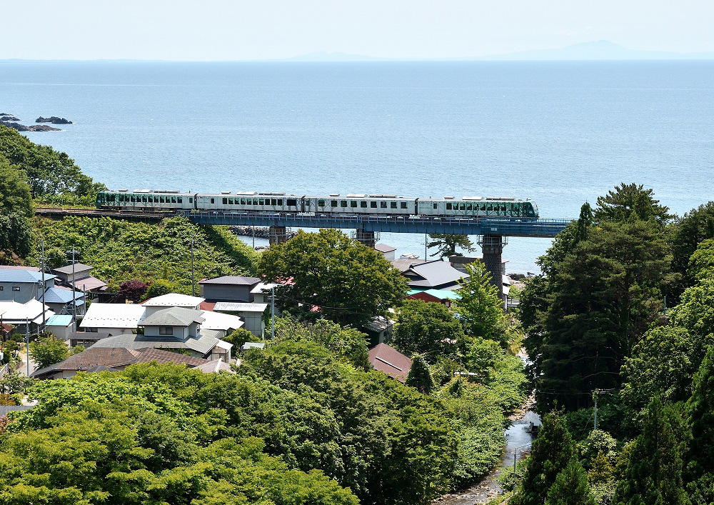 「Resort白神號」經由奧羽本線五能線行駛於秋田站、弘前站和青森站間。（圖片來源／秋田白神觀光）