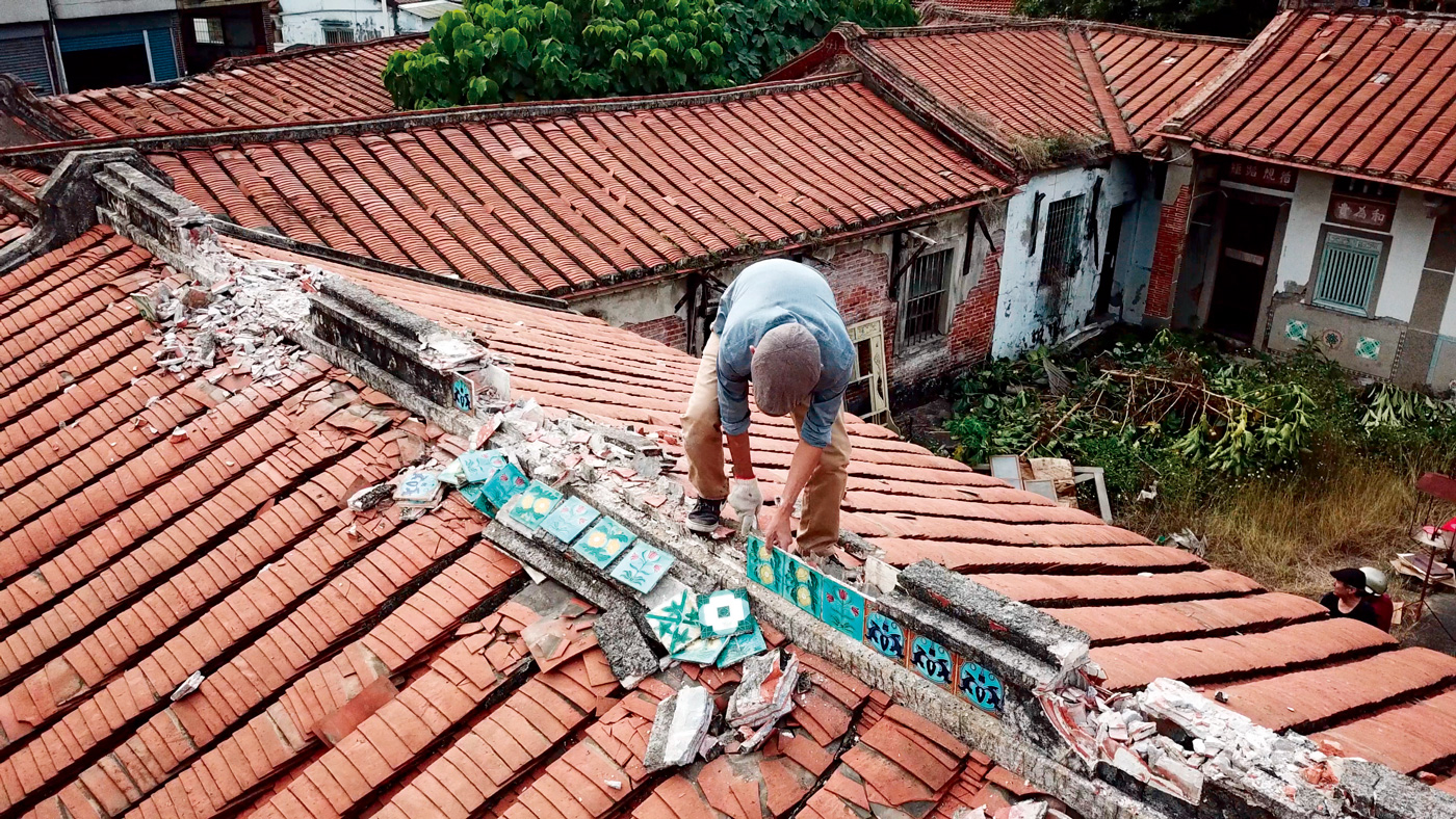 徐嘉彬爬上屋頂搶救花磚，每趟機具花費近10萬，只為保存台灣花磚文化。（圖片來源／徐嘉彬）
