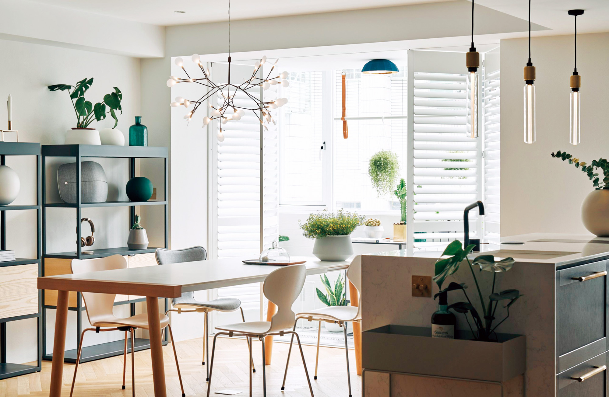 親自然設計（Biophilic Design）指的是運用植物和類天然材質，營造貼近自然的效果。（圖片來源／北鷗設計）