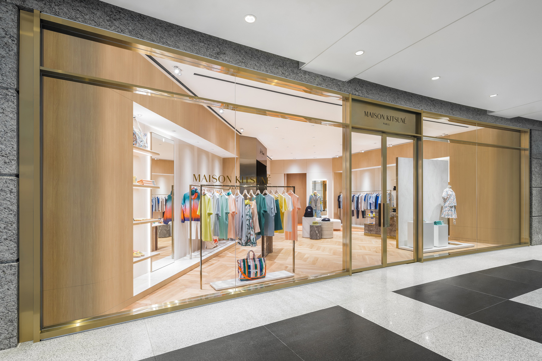 台北專賣店以日本和室風格為靈感，運用原色木板與屏風線條勾勒主要結構，打造舒適明亮的購物空間。（圖片來源／Maison Kitsuné）