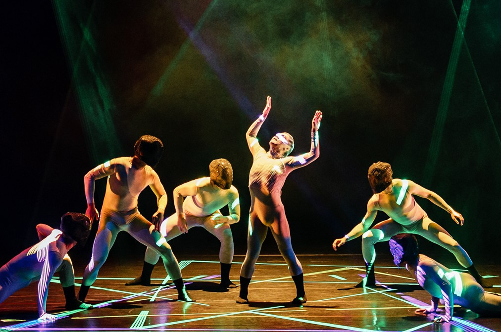 布拉瑞揚新作《我．我們》結合舞蹈、音樂、視覺三個完全異質的元素，圖為台中場首演。（攝影／Kim Lee）