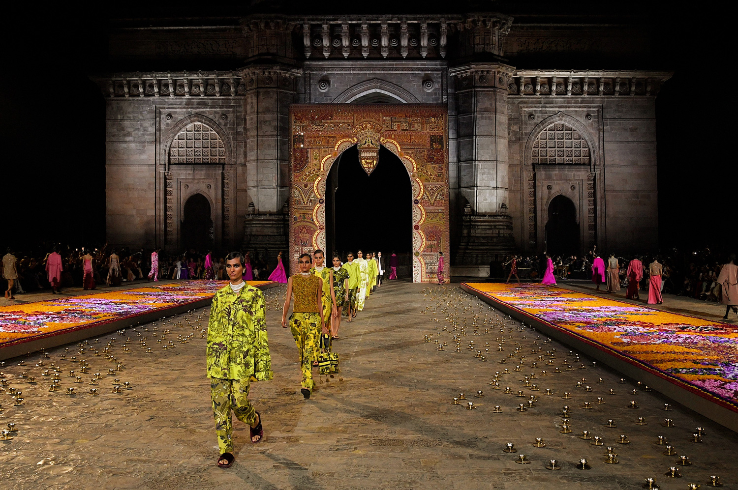 Dior 2023早秋系列移師印度孟買舉行時裝大秀，同時向前任品牌總監Marc Bohan致敬。（圖片來源／Dior）