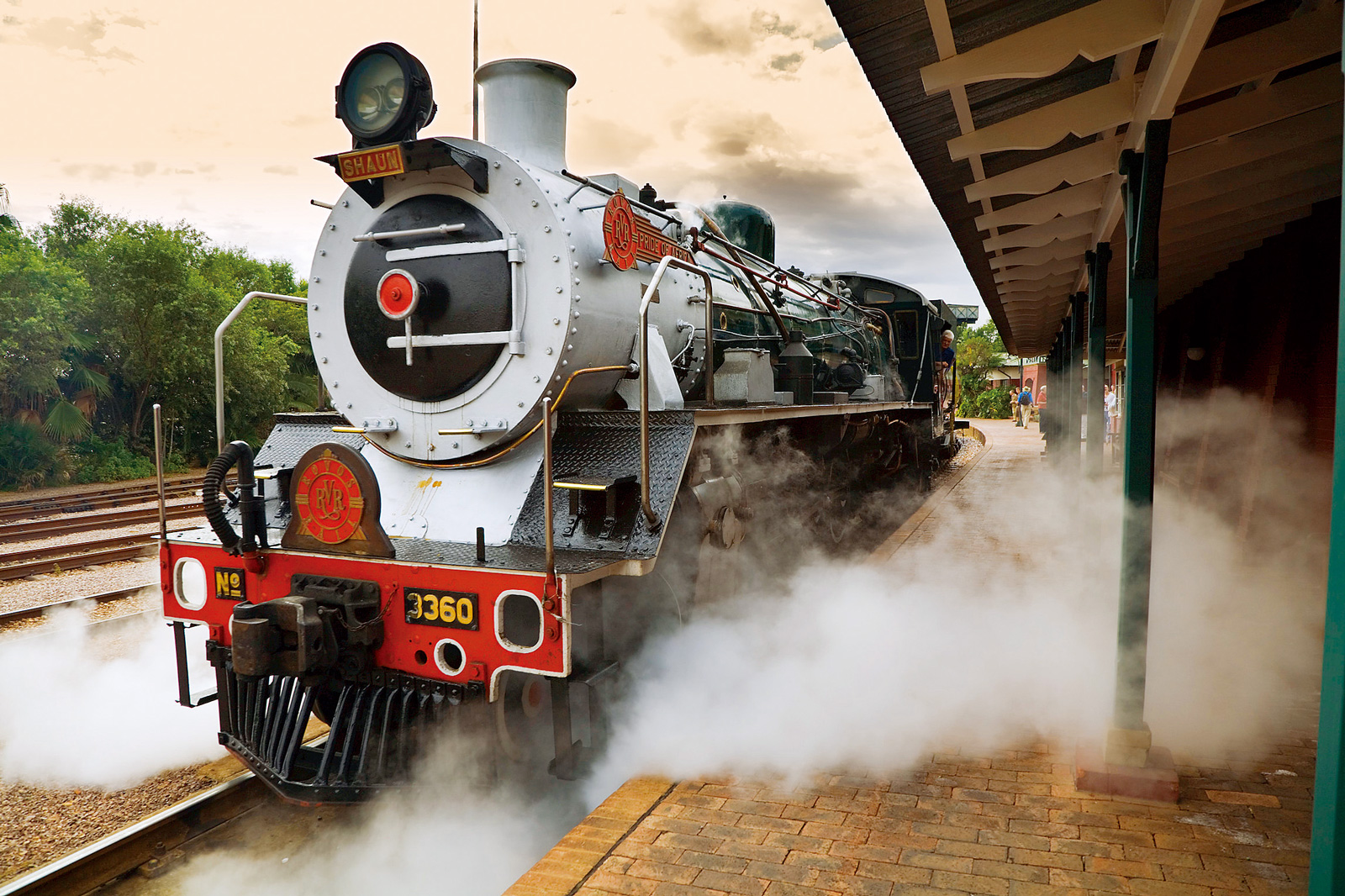 非洲之傲列車的蒸氣火車頭與木質車廂充滿復古氛圍，從南非南方的開普敦開往北部的普勒陀利亞（Pretoria）。（圖片來源／達志影像）