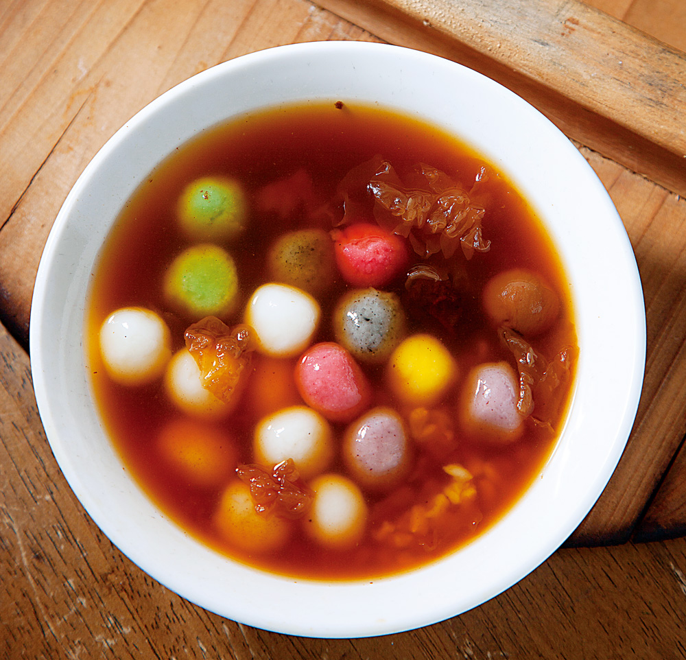 「蘇媽媽湯圓」的「養生甜湯圓」，跳脫紅、白2色的刻板印象，一口氣新增了5種顏色。（攝影：王文廷）