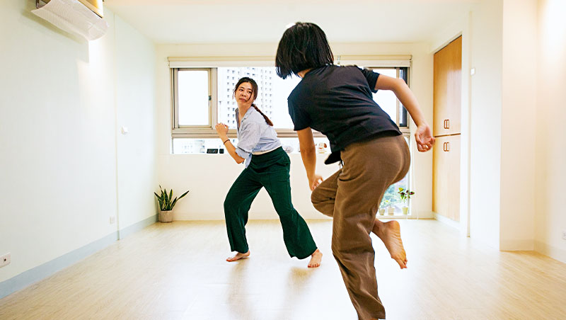 舞蹈治療師李孟寰（左）正引領學生「用一個快而輕盈的方式，做出你現在最想做的動作。」（攝影／陳宗怡）
