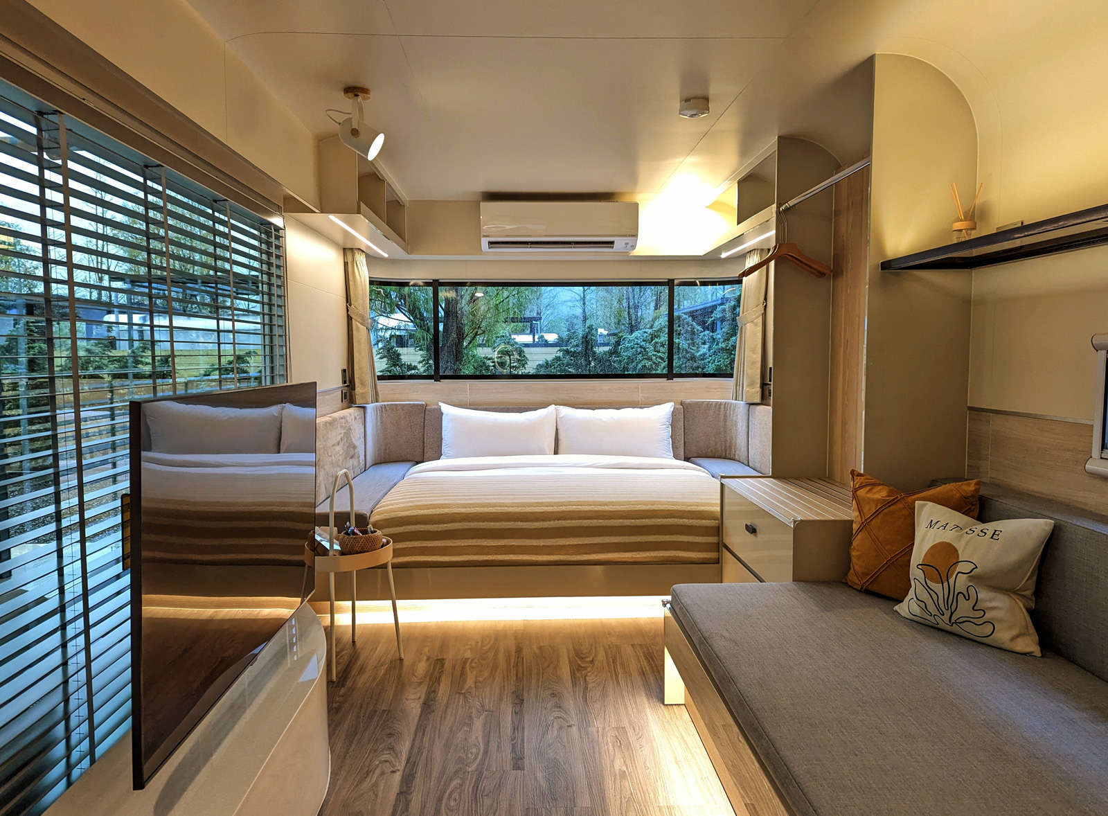 通常一般露營車是上、下鋪，LOOPLAND則以雙人床為主，落地窗與小窗戶讓光線得以穿透，住客還能欣賞前方泳池景致。（攝影／柯曉翔）
