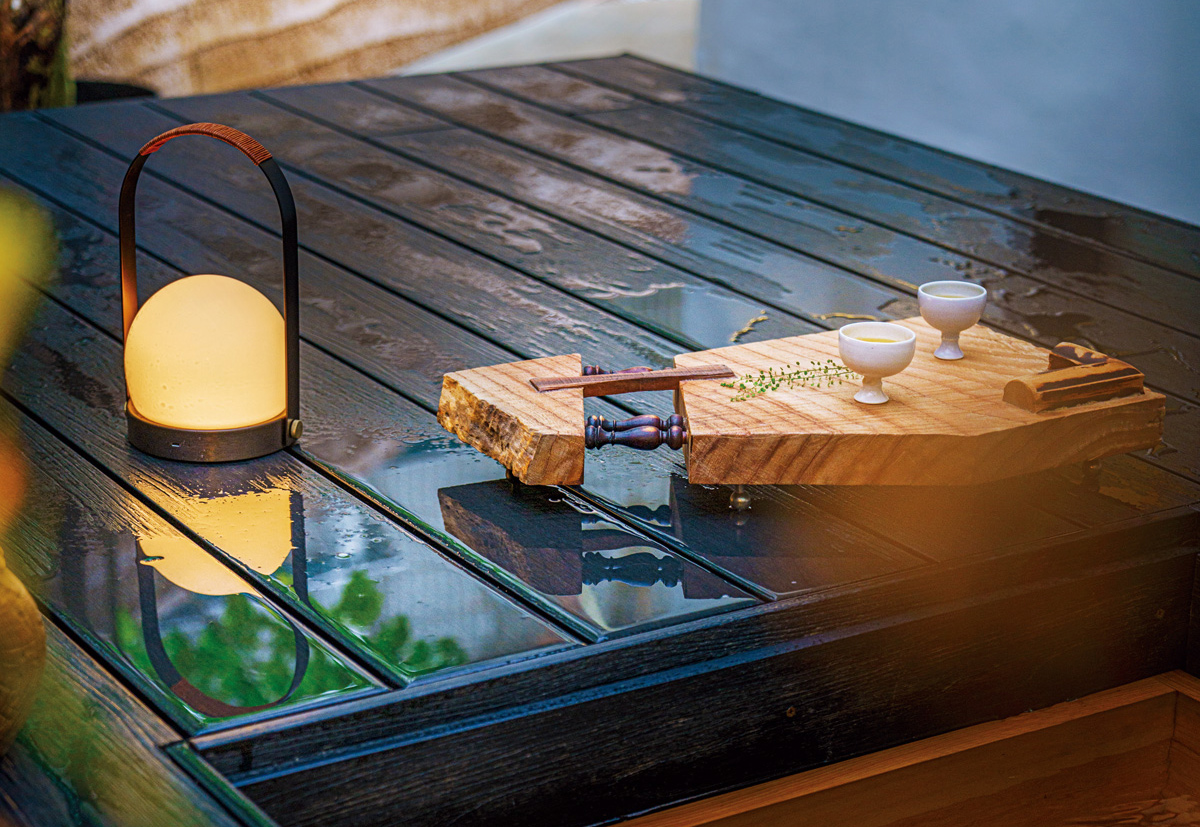 戶外陽台放置小茶席，創造靜心角落。（圖片來源／馥閣設計集團）