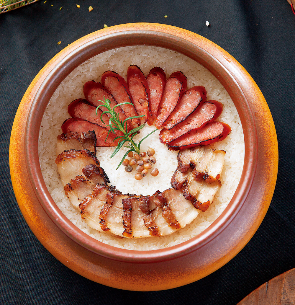 「伊娜谷雙臘香米飯」是在地物產融合的代表菜色，運用一年僅一穫、特有的水稻品種「香糯米」，與原住民鹹豬肉和埔里紹興香腸。（攝影：王文廷）