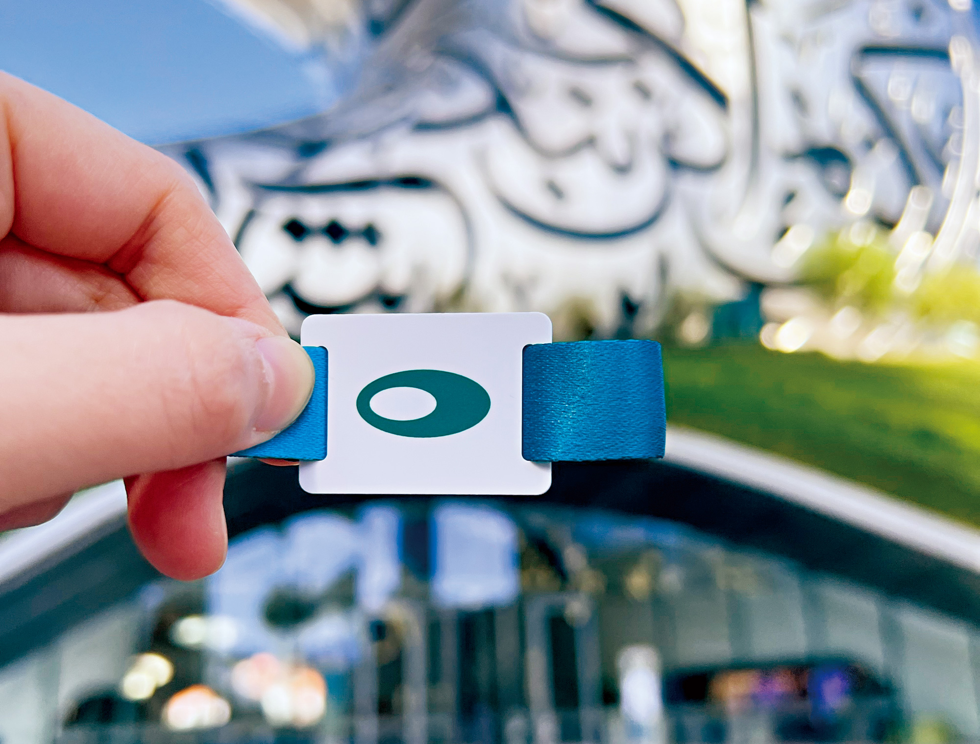 未來博物館的門票是一只晶片手環，在館內透過手環可進行互動遊戲。（攝影／楊絲貽）