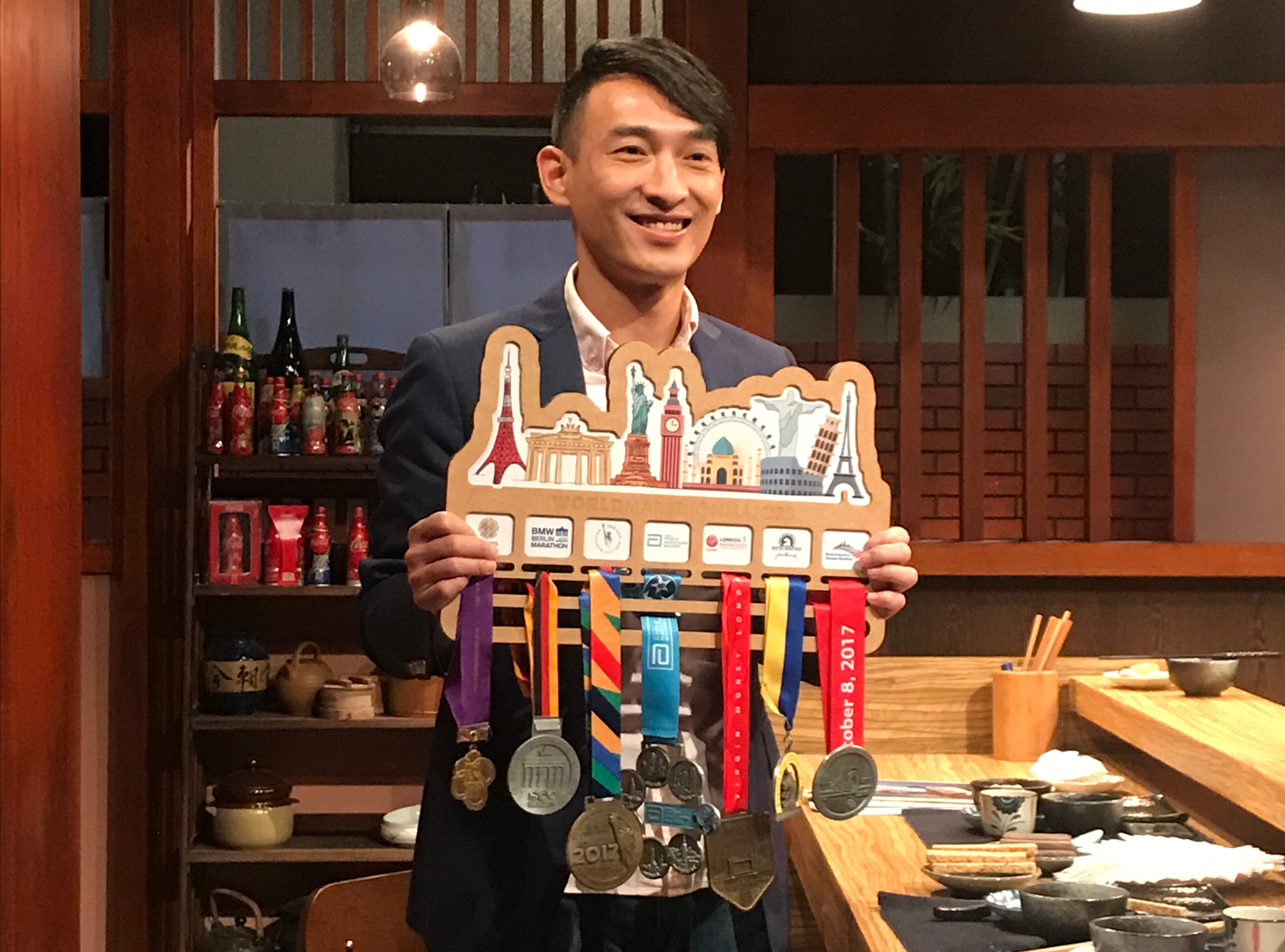 王冠翔整整花費51個月,1800個小時、1萬3000公里的跑步訓練後,他完成世界六大馬。(圖片來源/王冠翔)