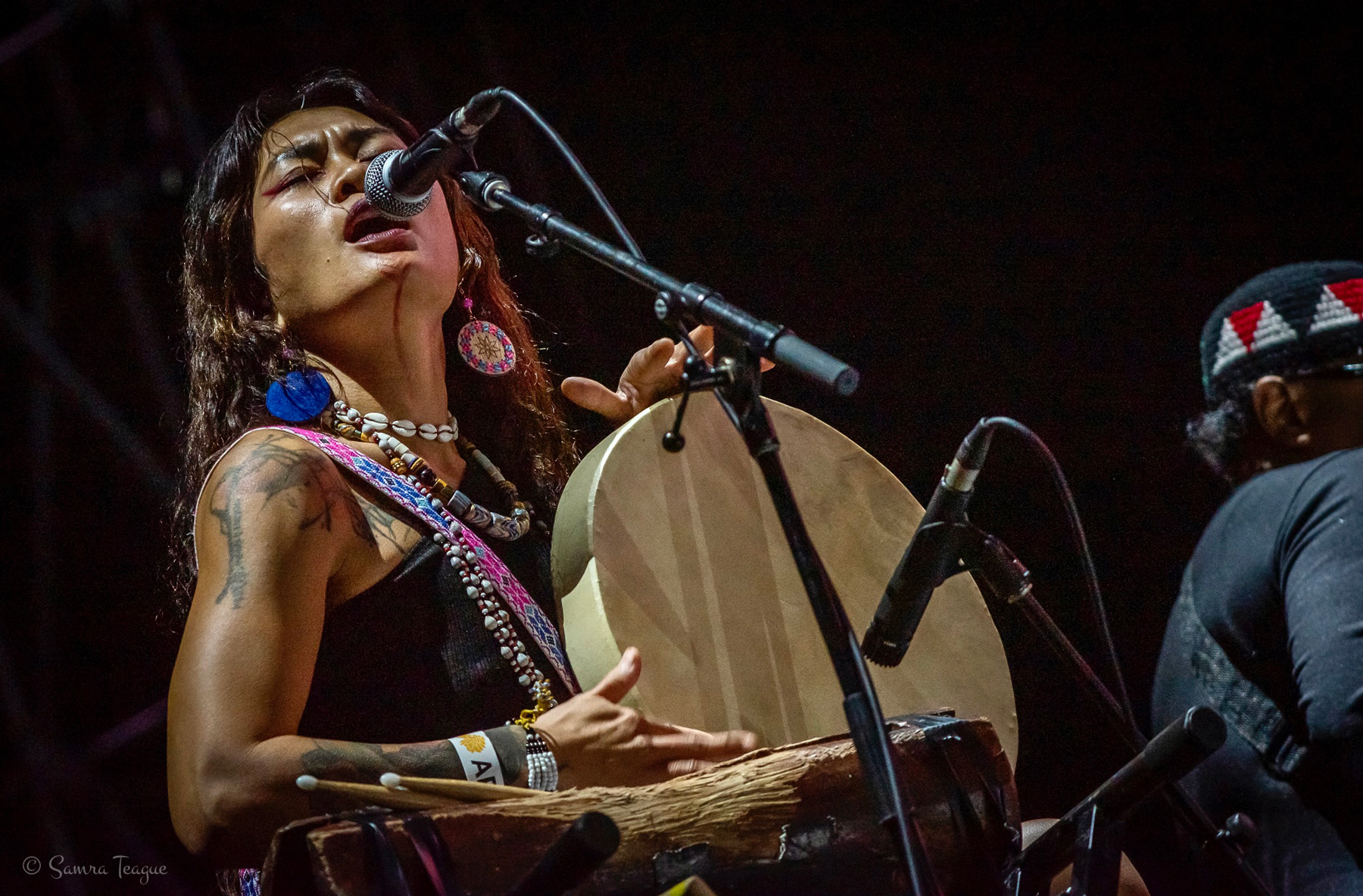 台東阿美族的樂團「漂流出口」女主唱及貝斯手Putad。（攝影／Samra Teague）