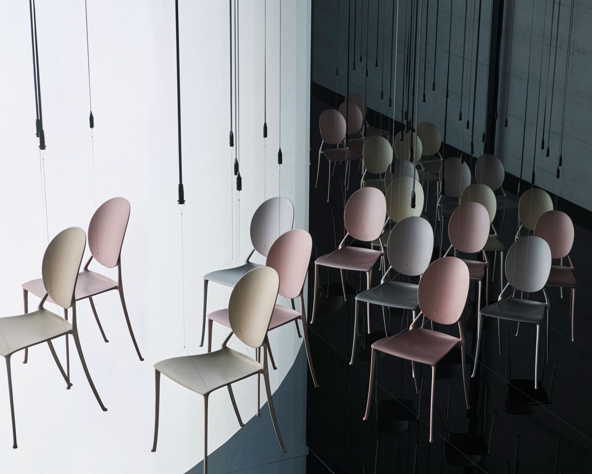 Monsieur Dior扶手椅運用不同材料與顏色，如鋁製銀到粉金色、黑色及螢光橘彩的法式印花圖騰，呈獻了完整而全面的家飾系列。（圖片來源／Dior ©AdrienDirand）