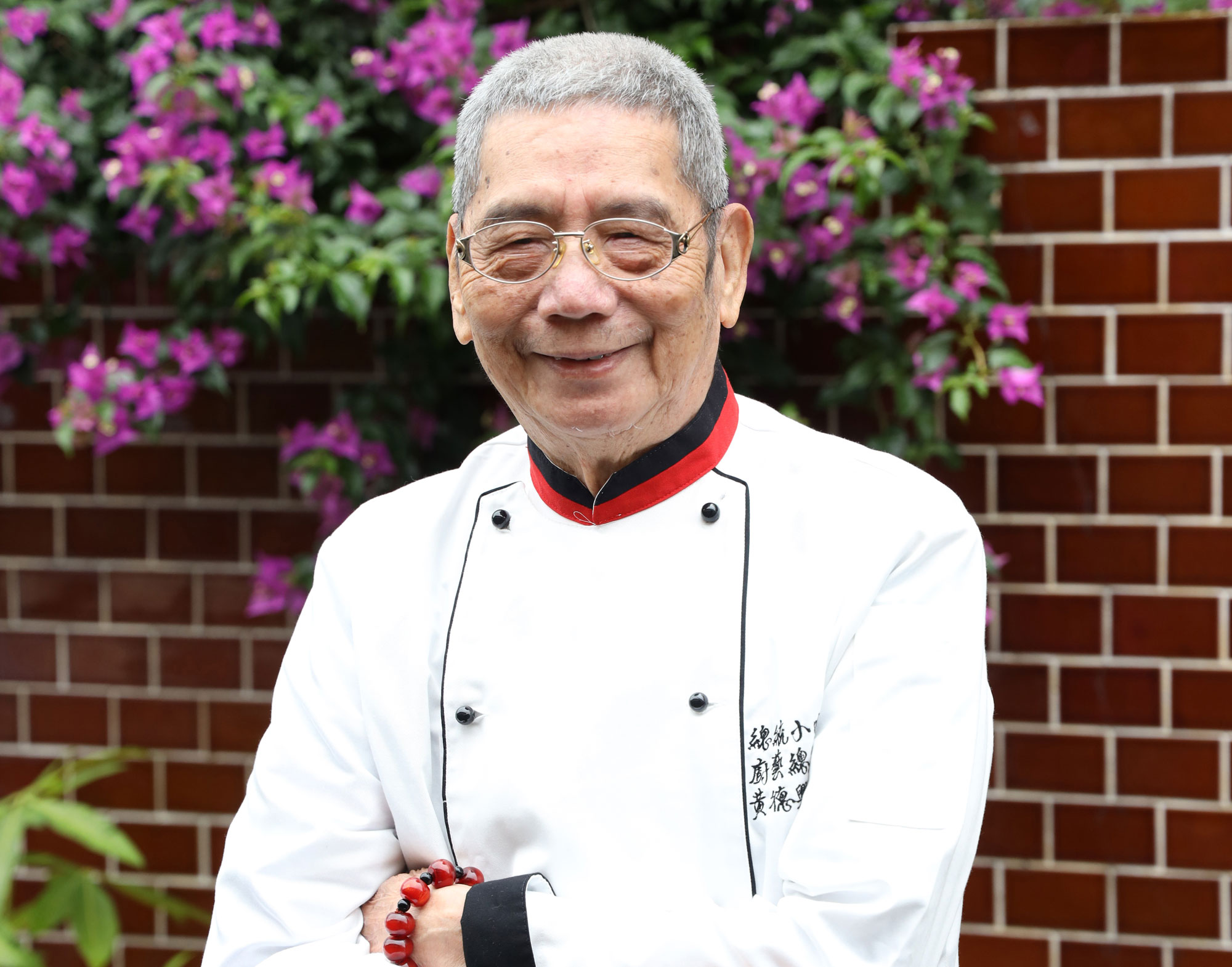 高齡已過80的黃德興師傅，年輕時就是在蓬萊閣廚房擔任童工，成為他學習廚藝的起點。（攝影／張世平）