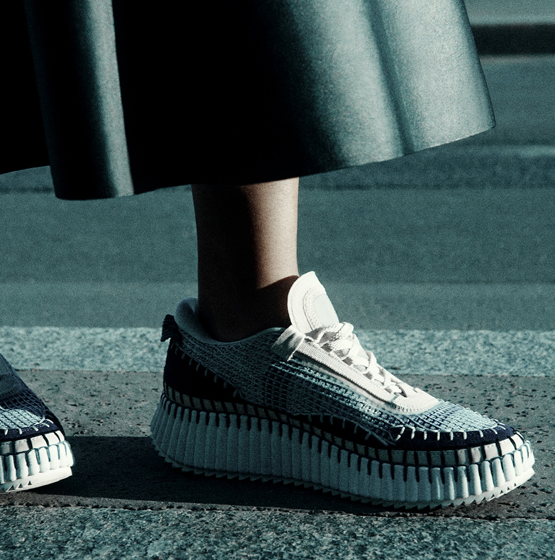 以極繁主義美學所打造的Nama運動休閒鞋，在設計上乘載了諸多Chloé經典的DNA，如靈感源自巴黎花神咖啡館的貝殼紋線條，巧妙融入了充滿份量感的鞋底層次。（圖片來源／Chloé）