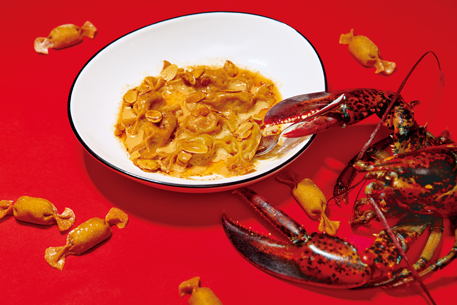 Fermi季節新菜，使用龍蝦做為糖果餃內餡，佐著蝦高湯與杏仁，口感濃郁豐富。（圖片來源／Fermi Pasta）