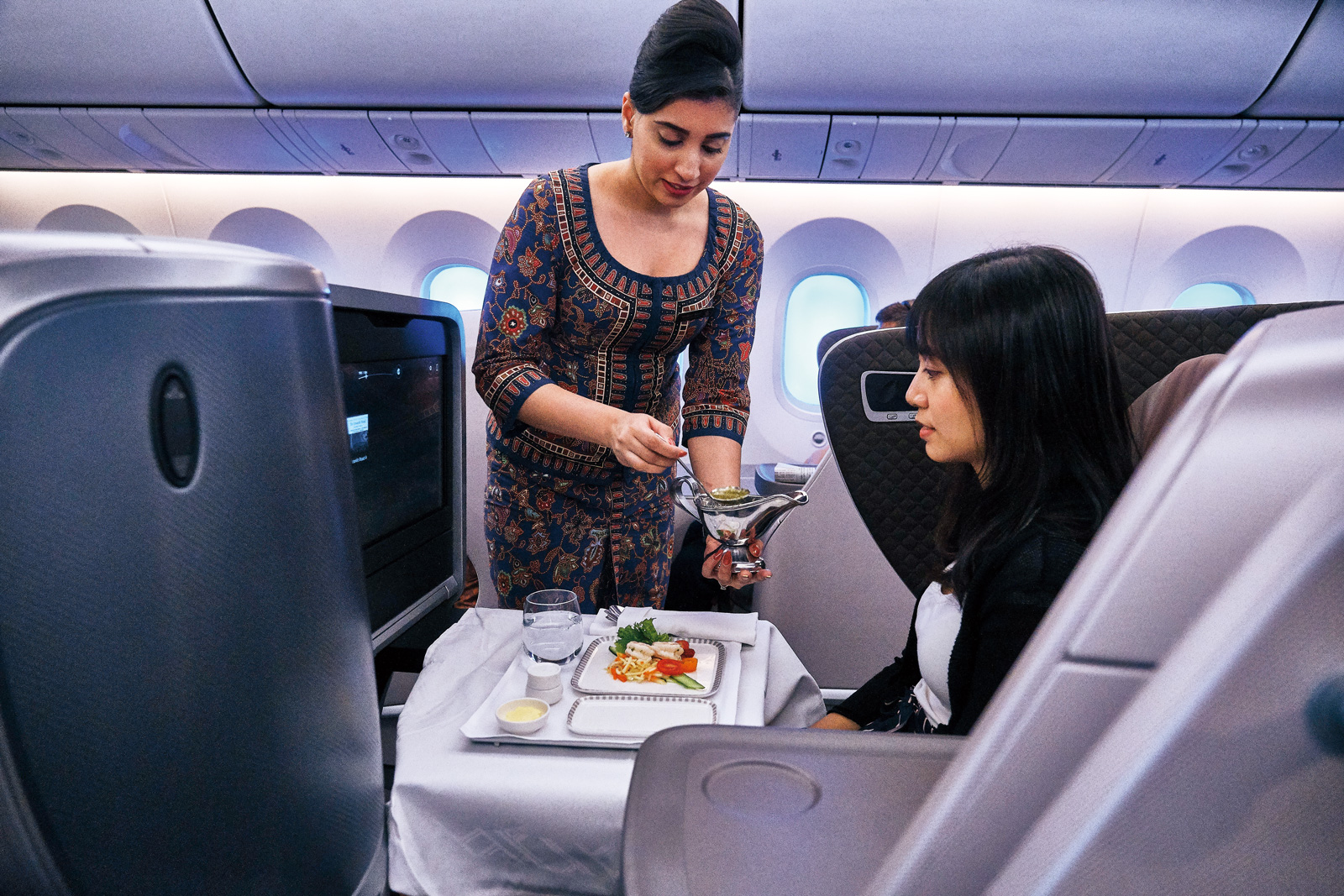 機艙服務講求精準，包括依序擺盤、用哪隻手送上餐點，都有嚴格規定。（攝影／石吉弘）
