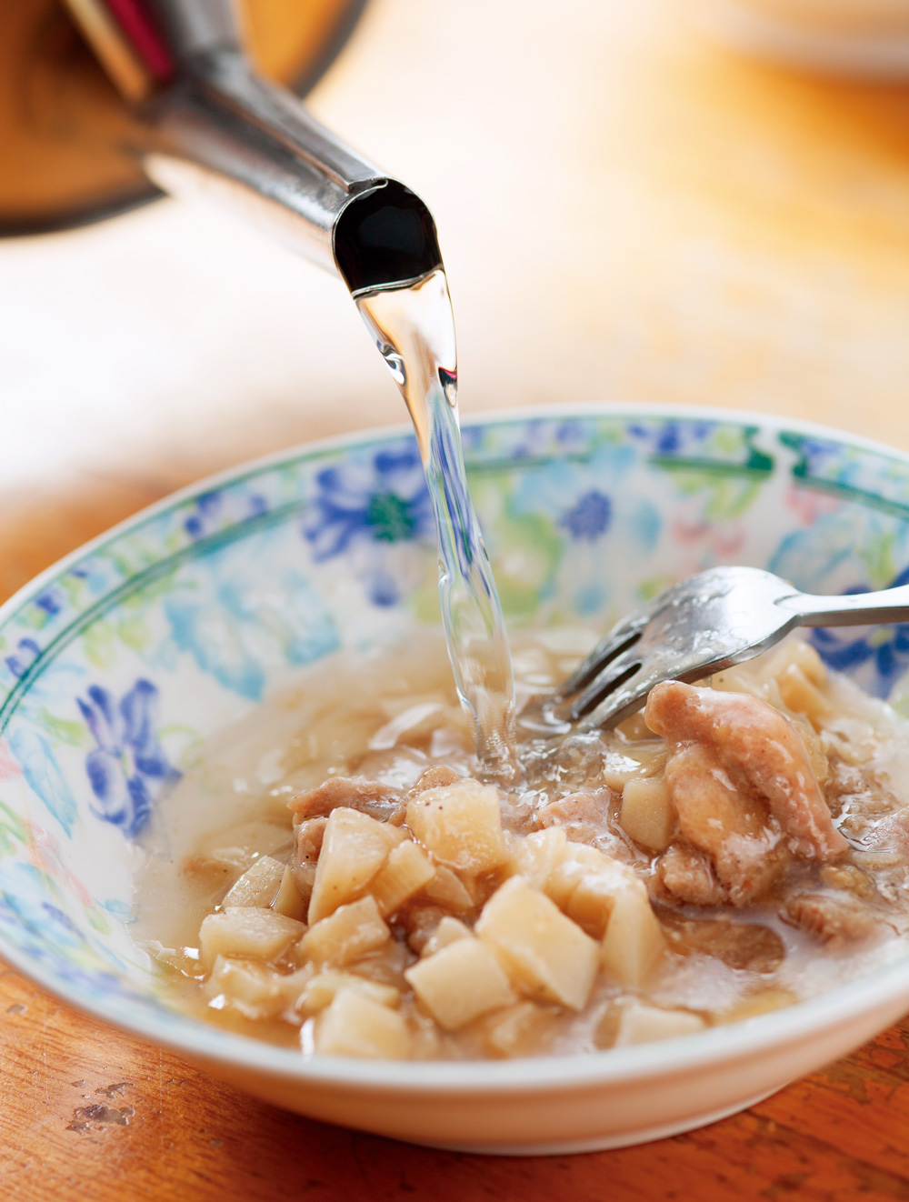 埔里人習慣把內餡跟醬料留在碗裡，再沖入大骨高湯吃。（攝影：王文廷）