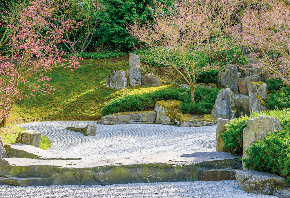 枡野俊明在德國建造的一座日式庭園，簡單的石頭錯落砂 石與植被之中，好似更有精神。（圖片來源／Dreamstime）