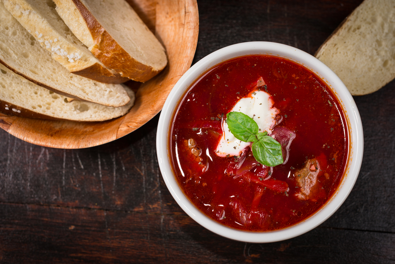 羅宋湯是一道營養豐富的濃湯，通常以甜菜根為主食材。在俄羅斯、烏克蘭和其他前蘇聯國家及波蘭都是一道常見的料理，烏克蘭更視羅宋湯為國菜。（圖片來源／dreamstime）