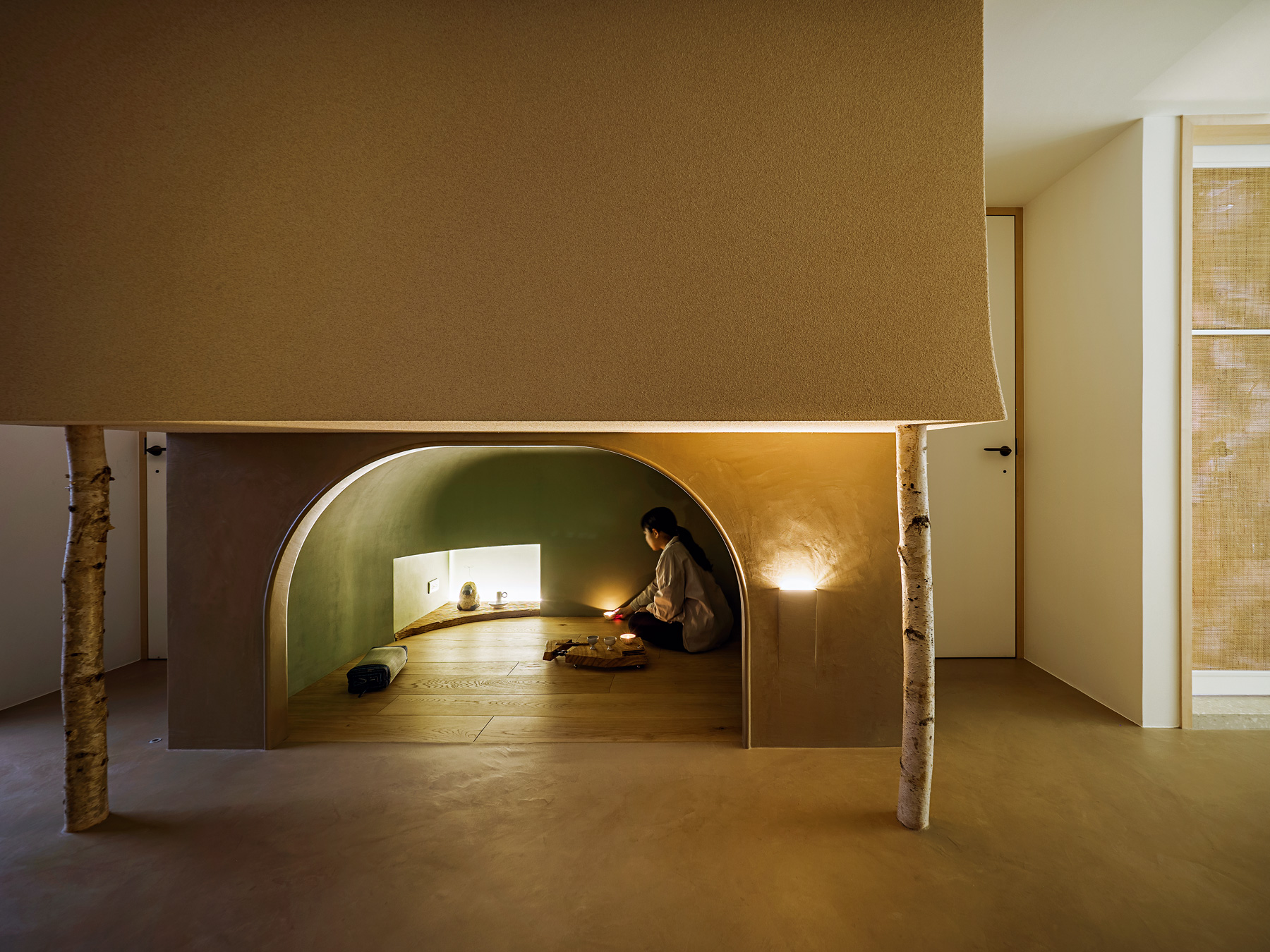 房間下層挖空，成為能躲藏的秘密基地，出口仍與外界相連。（圖片來源／馥閣設計集團）