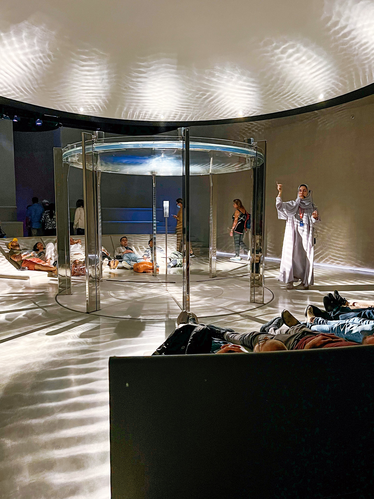 未來博物館內邀請旅客躺下，感受水波傳出的聲波冥想。（攝影／楊絲貽）