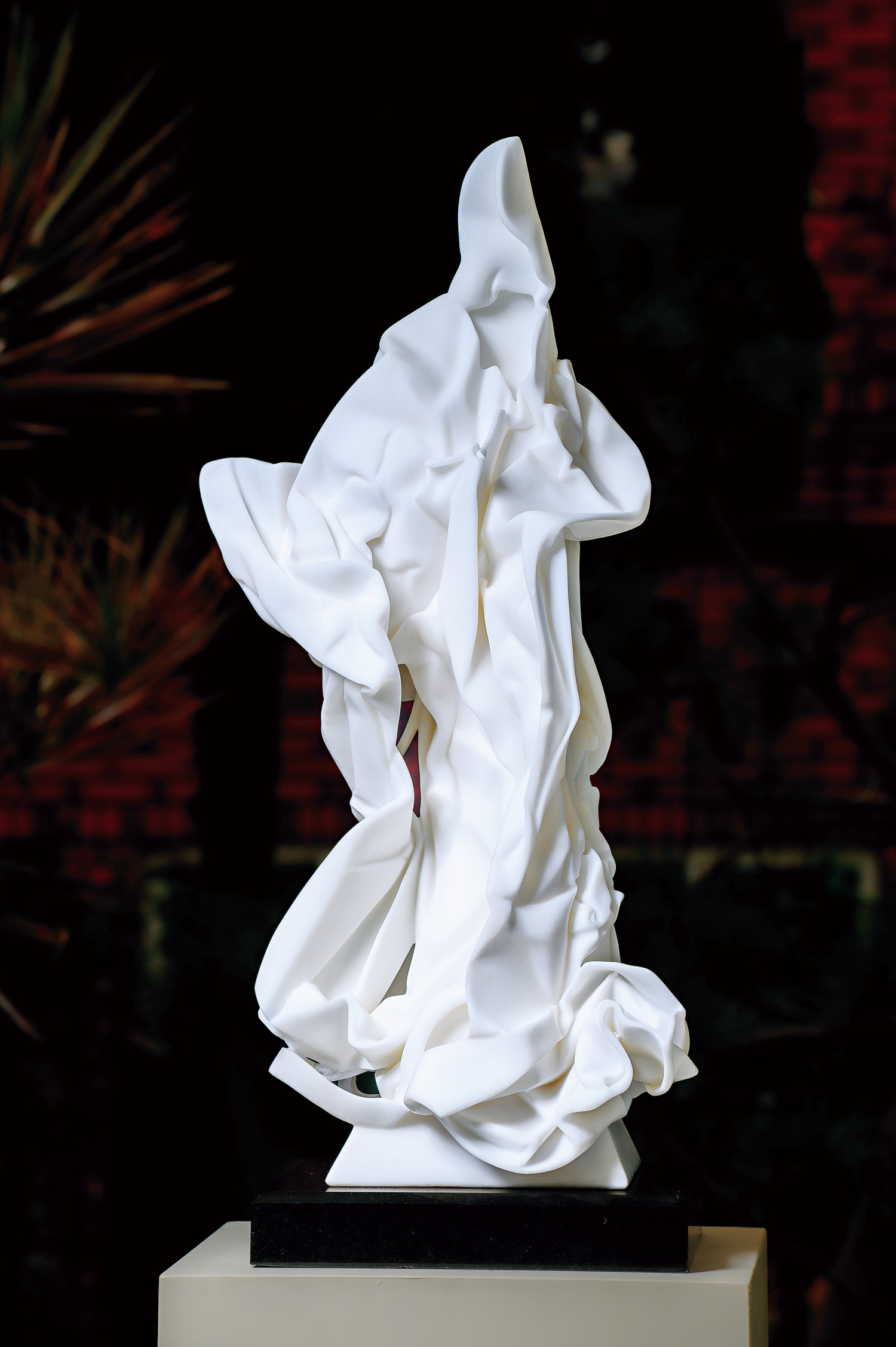 這件「觀自在」便是刷新佳士得近十年漢白玉現代雕塑拍賣價的作品。（攝影／李婉蓉）