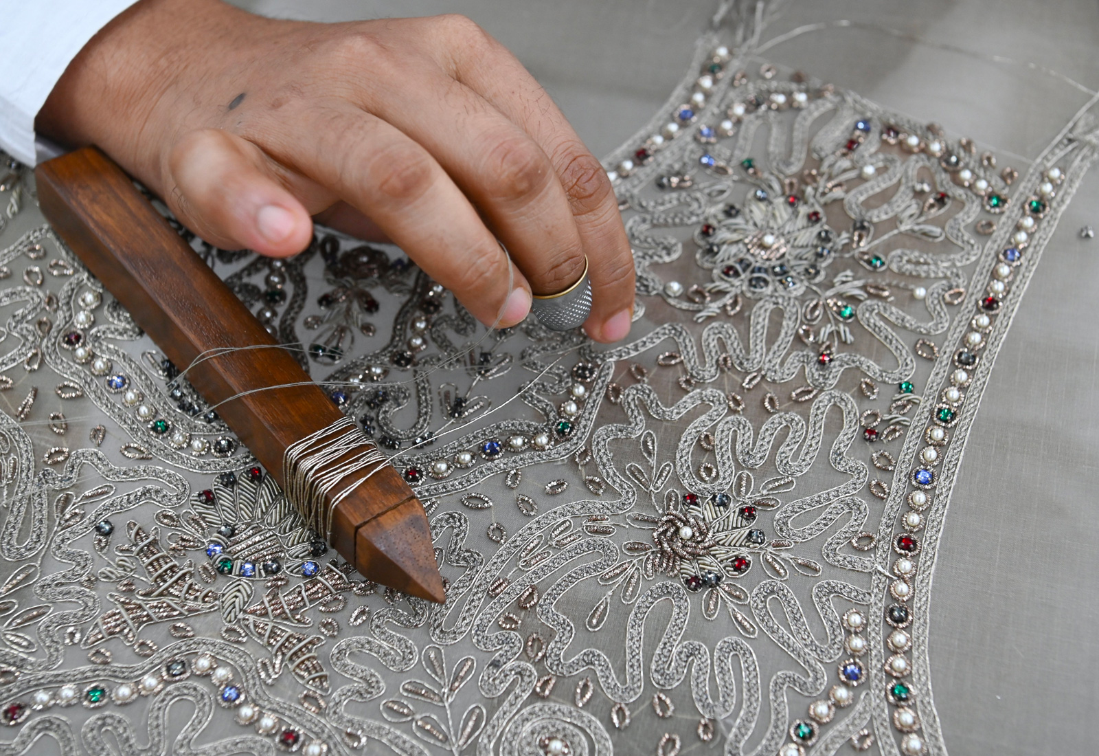 Dior創意總監 Maria Grazia Chiuri本次大量將刺繡手藝灌注在品牌系列與時裝秀中，展現了精緻的印度刺繡工藝。（圖片來源／Dior）