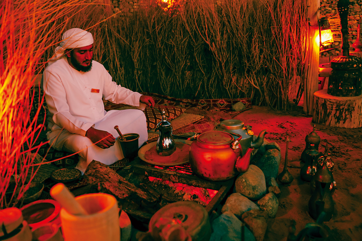 沙漠保護區現場可以品嘗以傳統炭火蒸煮的阿拉伯咖啡。（攝影／陳耀恩Ean Chen）