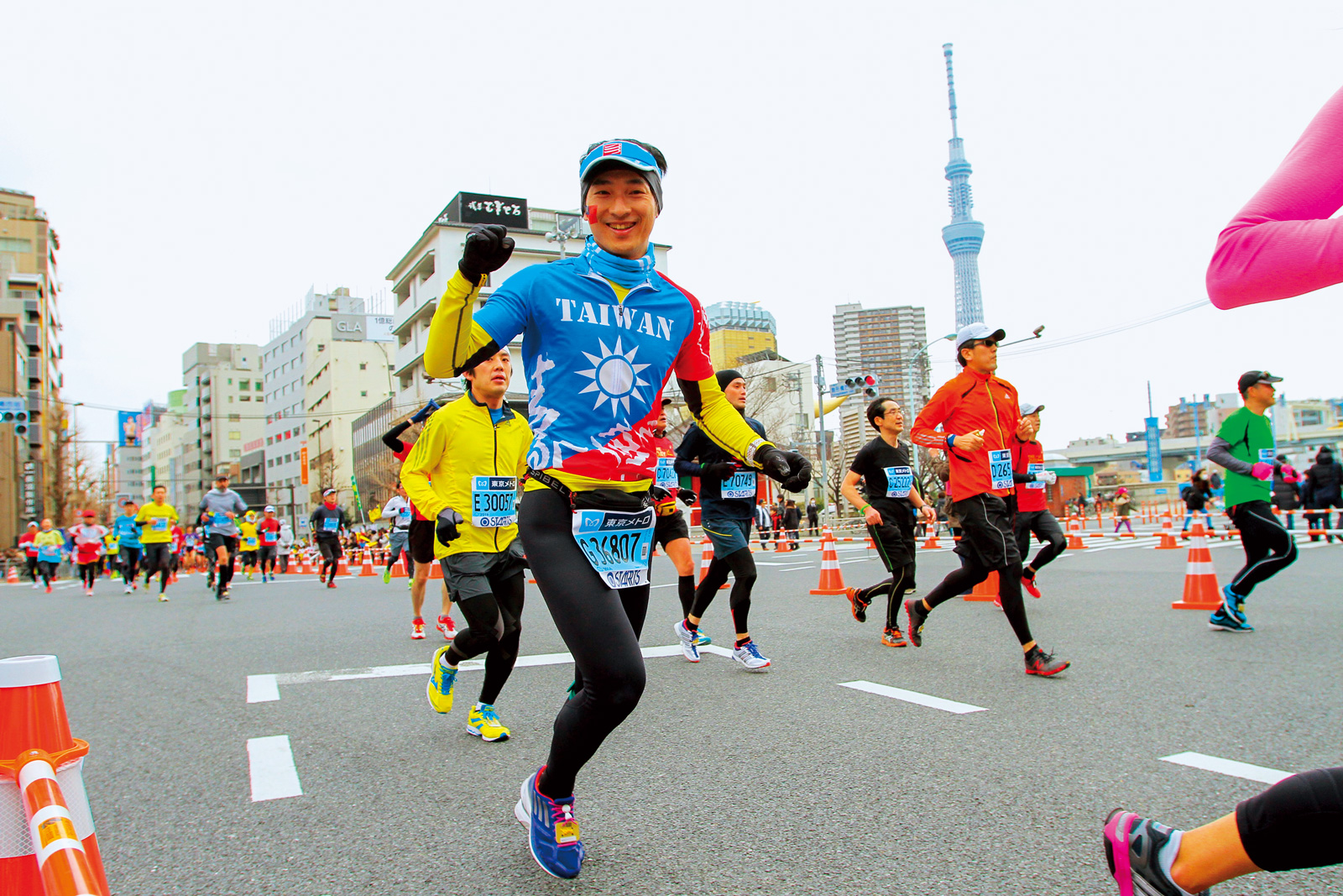 身穿國旗裝,以3小時20分拿下東京馬,人生初馬就跑進3小時半。(圖片來源/王冠翔)