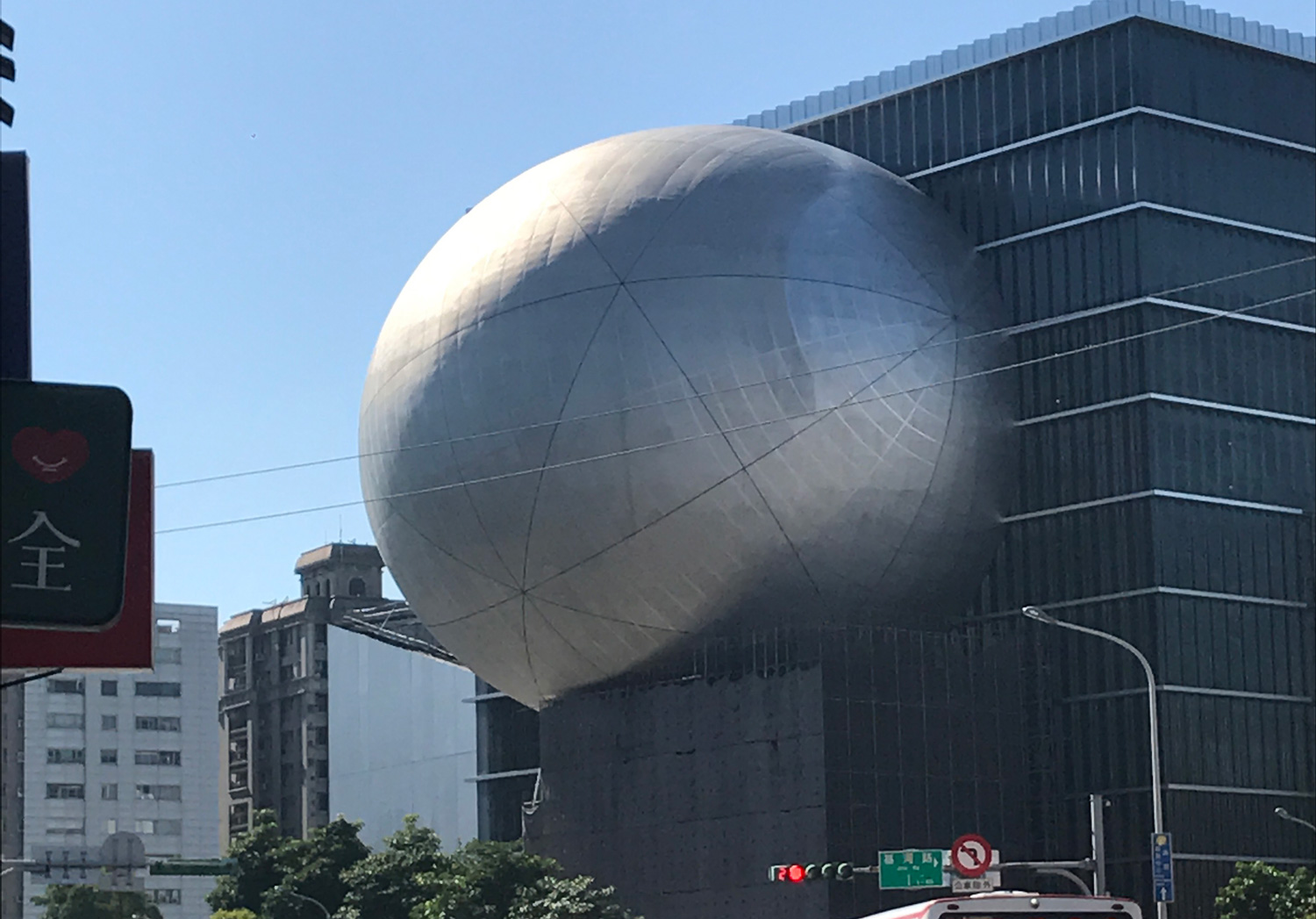 台北表演藝術中心的金球內部，是座可彈性改變使用空間的大型表演廳。（攝影／李清志）