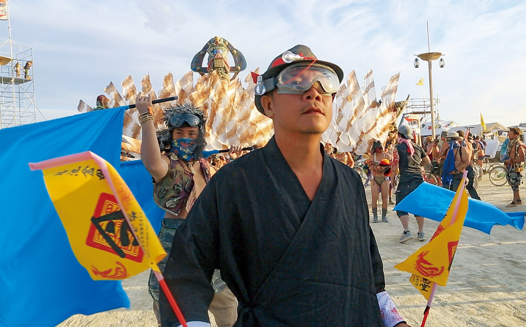 蕭青陽以蓮花媽祖廟前進火人祭,他認為在有著極端環境的荒漠裡,可以激發創意及生命熱力。(圖片來源/蕭青陽工作室)