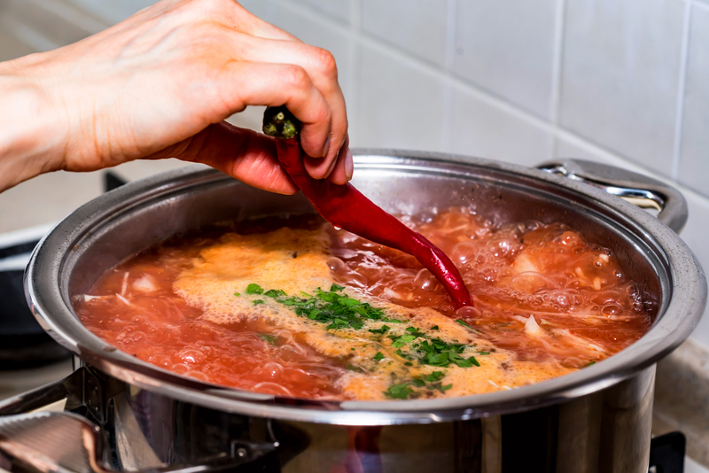 羅宋湯材料和料理方式依季節及地區不同而差異顯著，但也是東歐很受歡迎的湯品，在烏克蘭更被視為國民料理。（圖片來源／dreamstime）