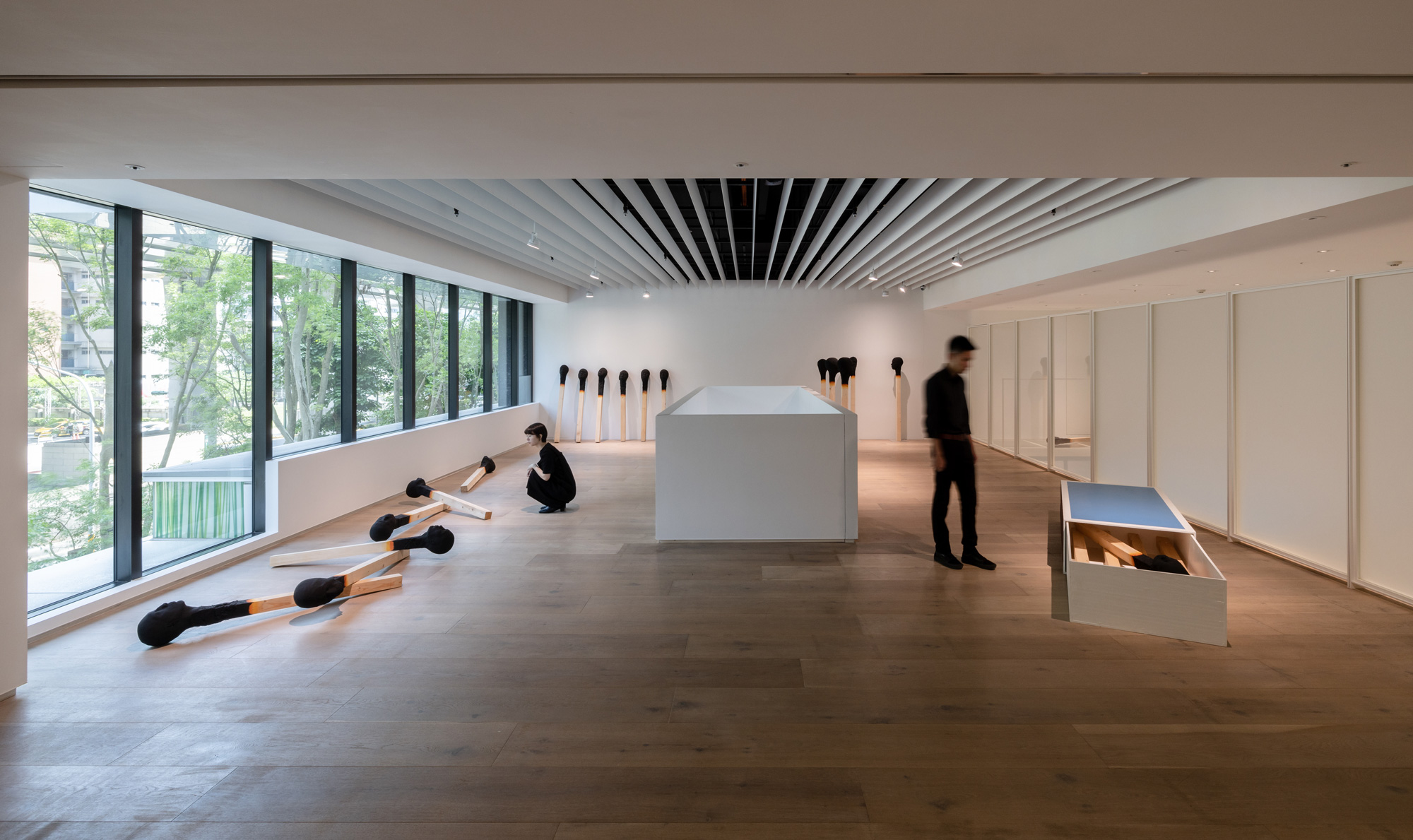 忠泰美術館當代藝術展《亻─-生而為人》2樓展間，作品為Wolfgang Stiller的《火柴人》。（圖片來源／©忠泰美術館）