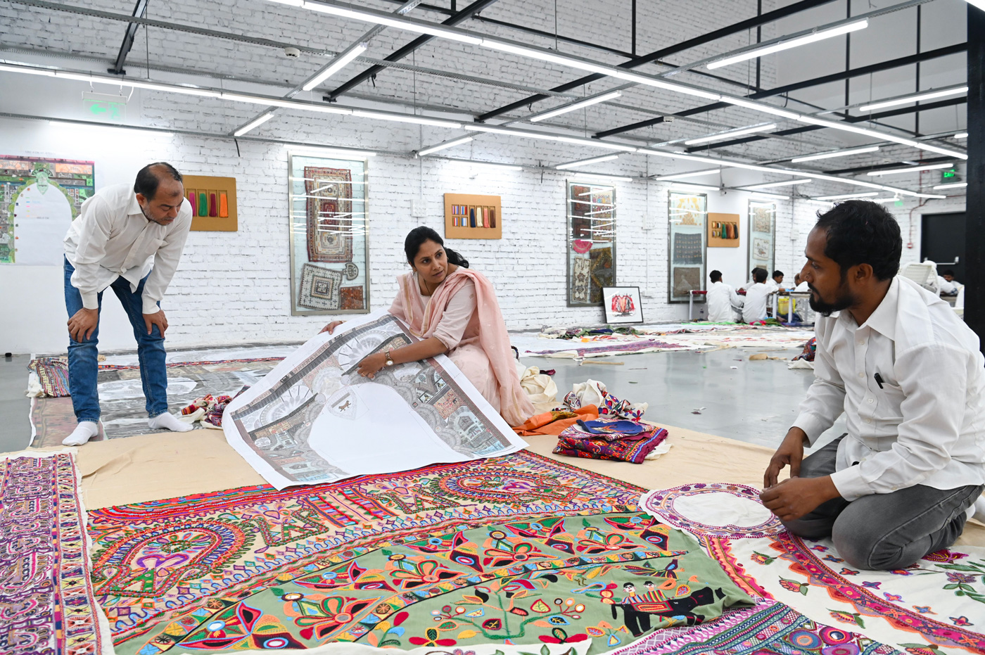 Chanakya工坊會因應每季新作的發想靈感，激盪出不一樣的創新技法，也提供女性學習技藝與工作的機會。（圖片來源／Dior）