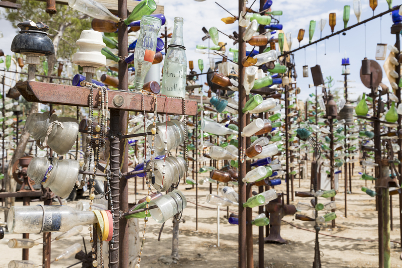 藝術家Elmer Long用色彩繽紛的玻璃瓶創造了一片「瓶子樹森林」。（圖片來源／dreamstime）