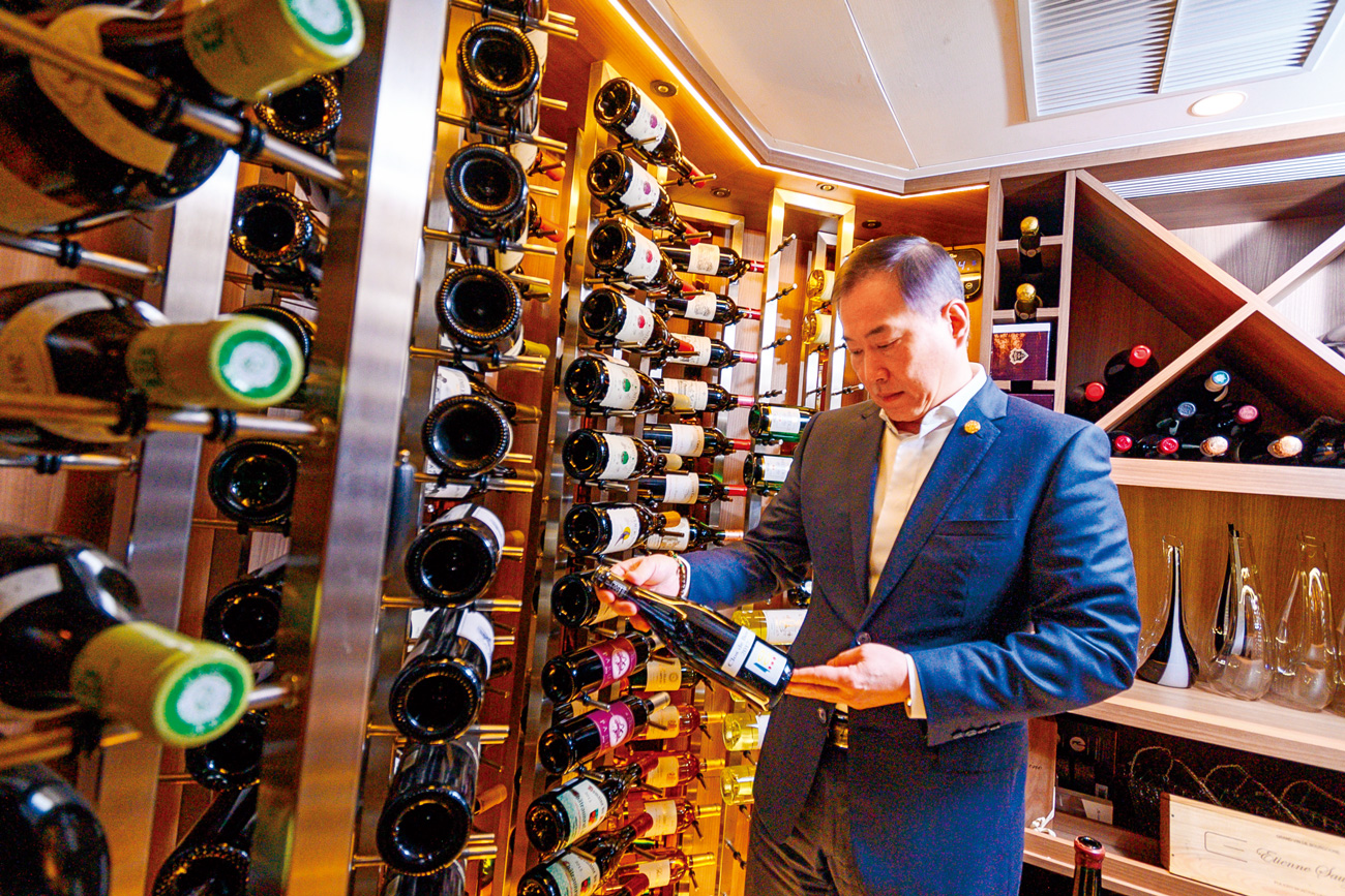 熱愛紅酒的總裁，每年都要飛法國數趟和酒莊主人搏感情，也因此談到法國布根地著名的菜刀酒莊及加州納帕哈蘭酒莊（Harlan Estate）代理權。（攝影／李婉蓉）