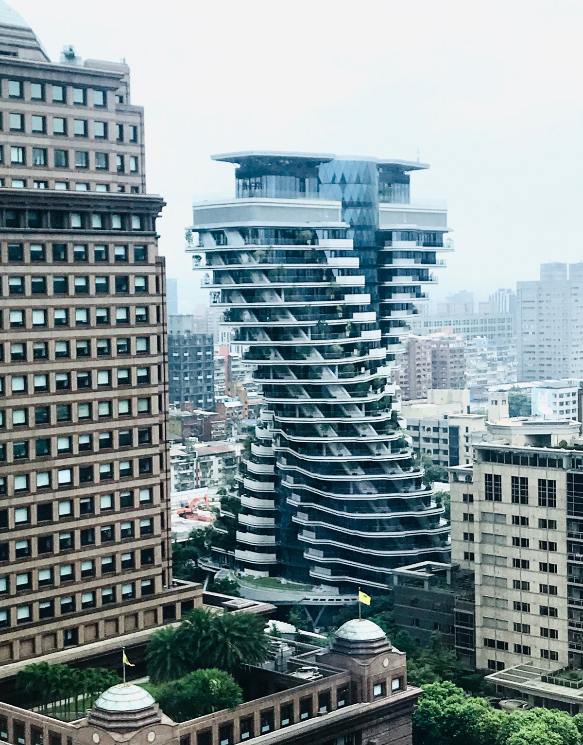 《陶朱隱園》逐層扭轉的設計，讓整棟建築呈現一種扭曲的動態平衡感。（攝影／李清志）