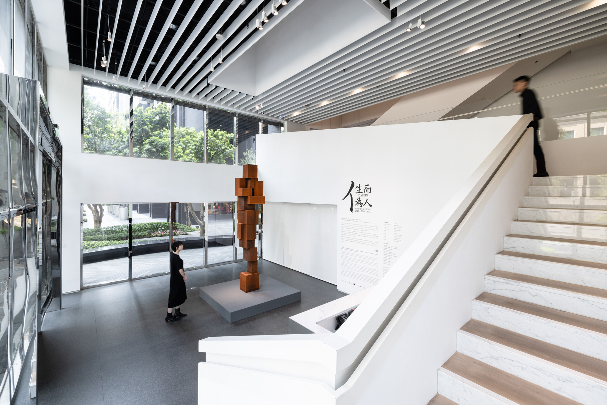 忠泰美術館當代藝術展《亻─-生而為人》1樓大廳，作品為Antony Gormley的《Big Rate II》。（圖片來源／©忠泰美術館）