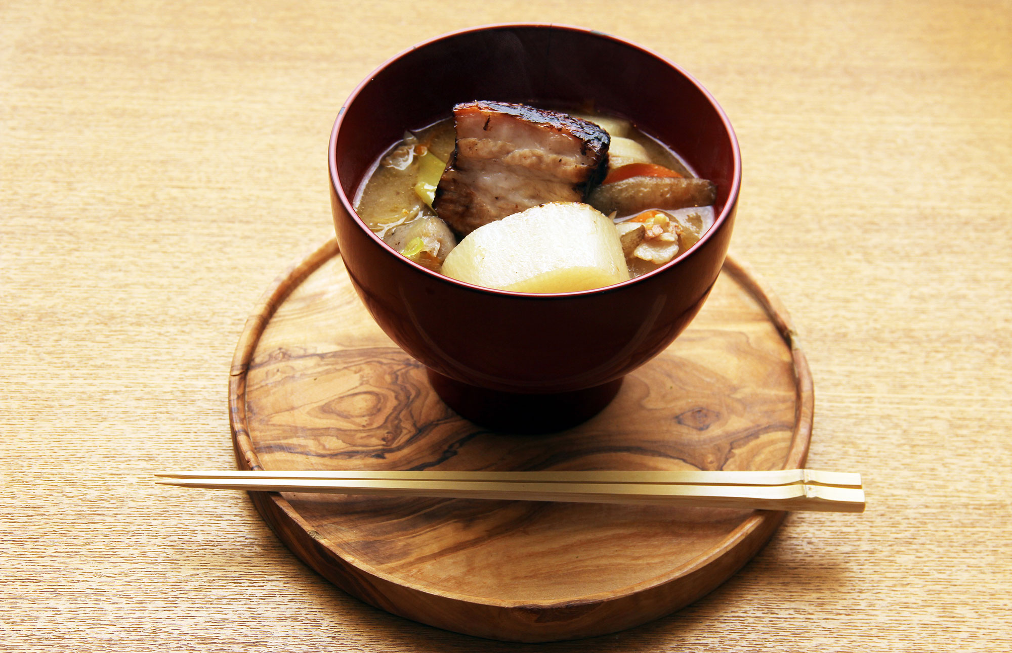 店內基礎湯底使用三款基本的白、黃與黑味噌，進行不同比例組合，再與西式高湯或日式昆布柴魚高湯組合。（圖片來源／MISOJYU官網）