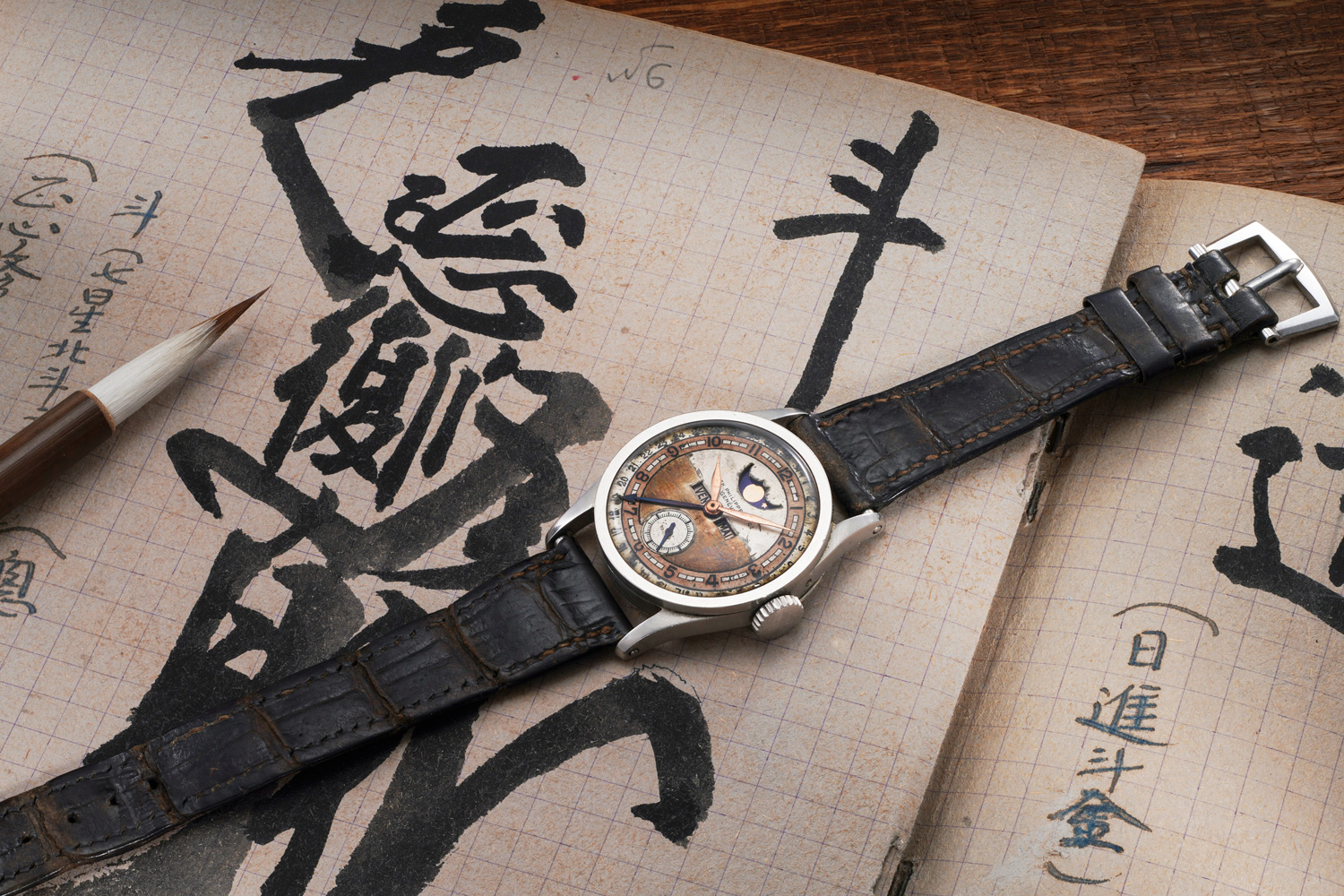 本月底，溥儀曾珍藏的百達翡麗型號96的「Quantieme Lune」，及15張有他筆跡的畫作將公諸於世，登上香港鐘錶春季拍賣。（圖片來源／富藝斯）
