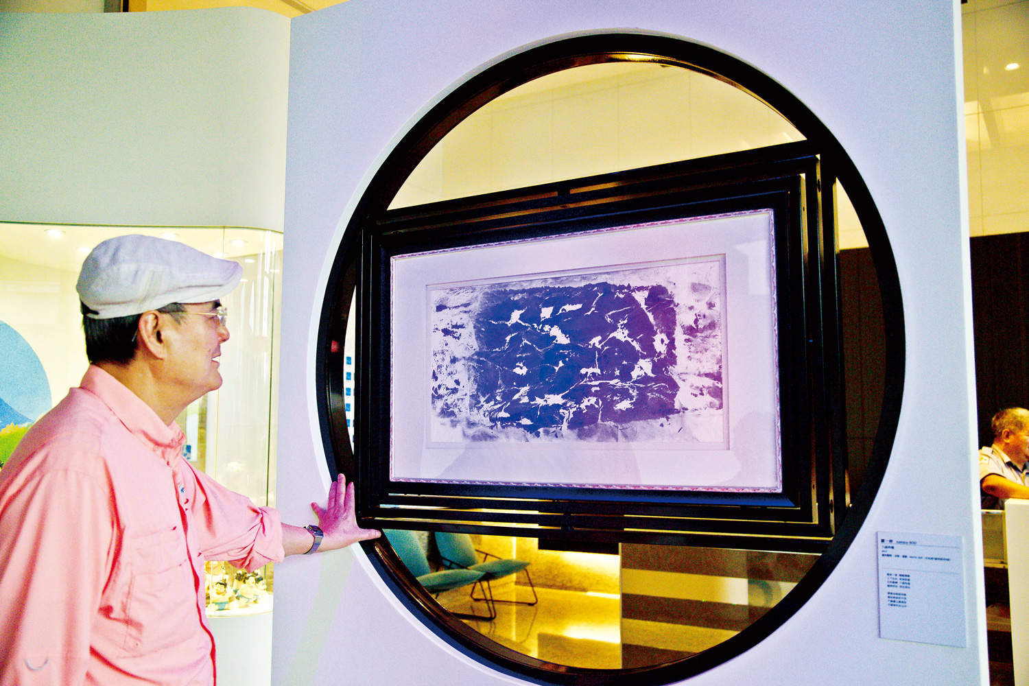 〈八面玲瓏〉能藉由畫屏翻轉出8種角度欣賞，放在和泰興業總部一樓。（攝影／陳平卿）