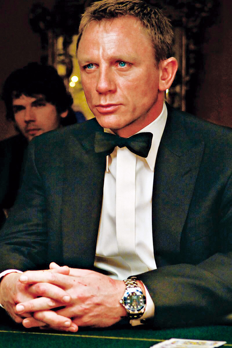 丹尼爾・克雷格(Daniel Craig)在《007首部曲:皇家夜總會》中戴著金屬鍊帶的潛水錶搭配一身禮服。(圖片來源/Omega)