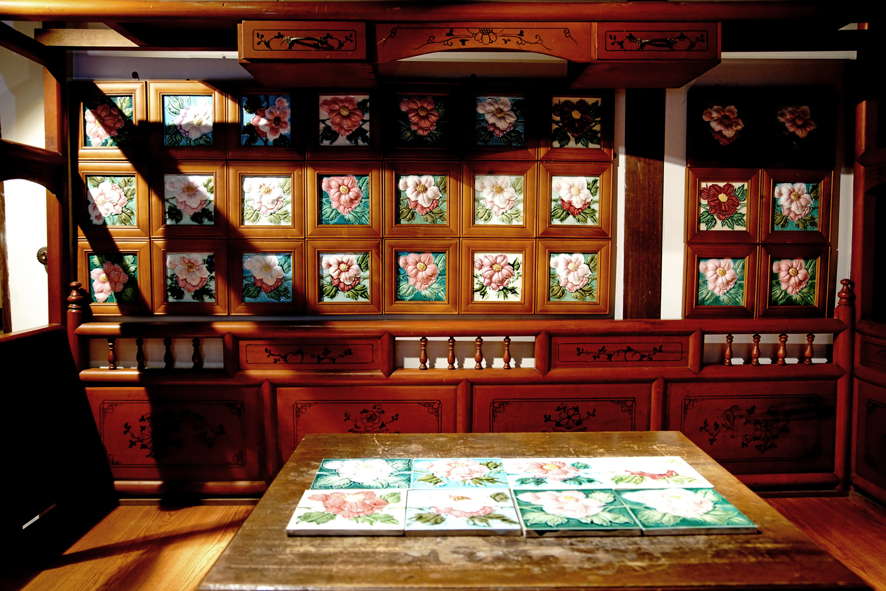 嘉義市林森西路上的台灣花磚博物館，前身為日治時期建造的兩層樓檜木老宅，整修後，推開大門就能聞到上等檜木的淡淡香氣，屋內牆上滿是色彩斑斕的台灣老花磚。（攝影／曾信耀）