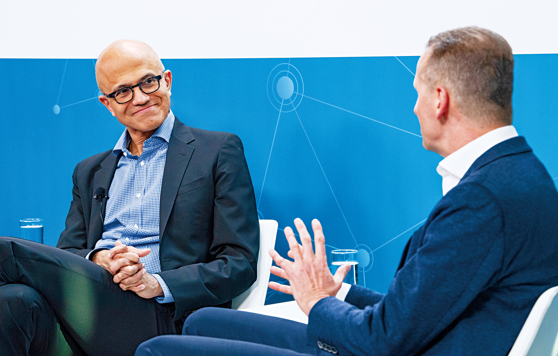 微軟CEO納德拉與Volkswagen董事會主席Herbert Diess對談，他眼神專注、面帶微笑。（圖片來源／達志影像）