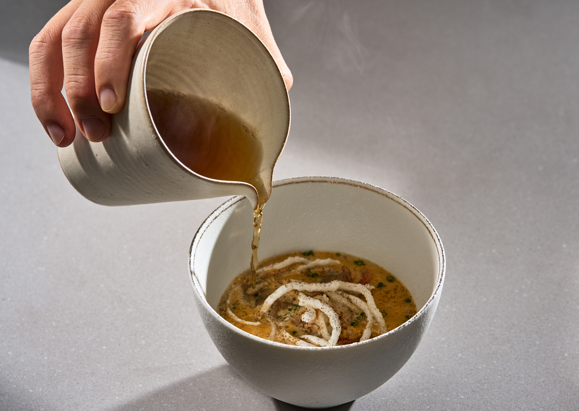 「高雄」料理靈感源自意麵，主廚用炸過的水粉模擬麵體。（圖片來源／HAILI）