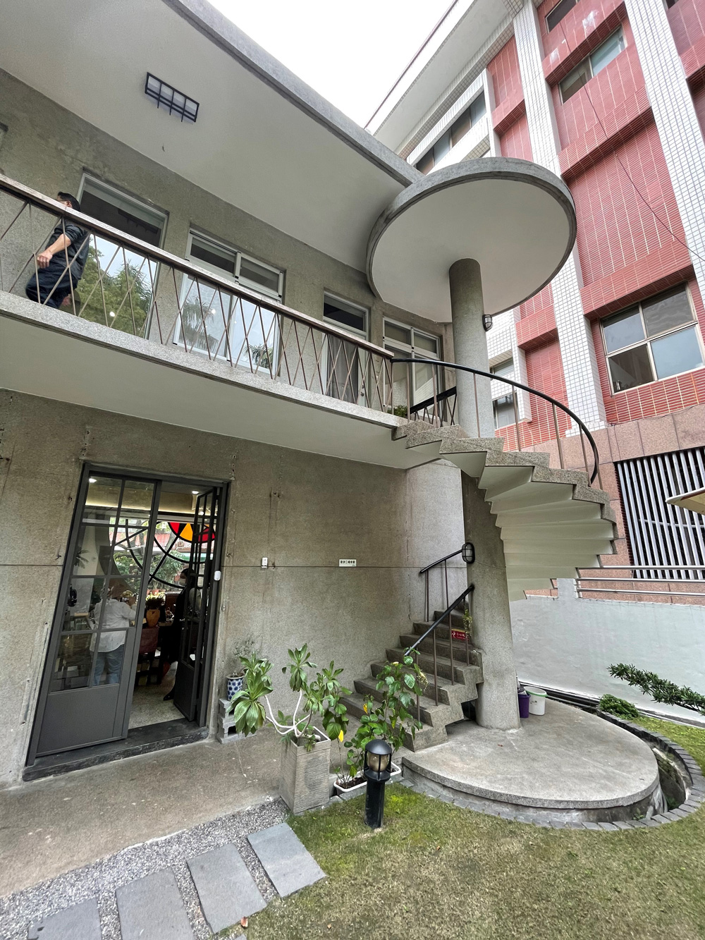 小興苑這棟建築,充滿了修澤蘭前衛又帶著女性柔美線條的風格。(攝影/李清志)